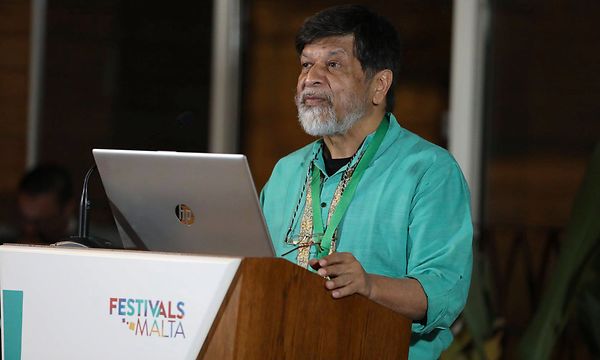 Shahidul Alam provokes the Atelier for Young Festival Managers with "Spaces for Dissent"